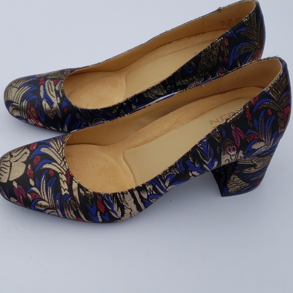 Vera Wang Women's Blue and Gold Floral Shoes - Picture 2 of 5